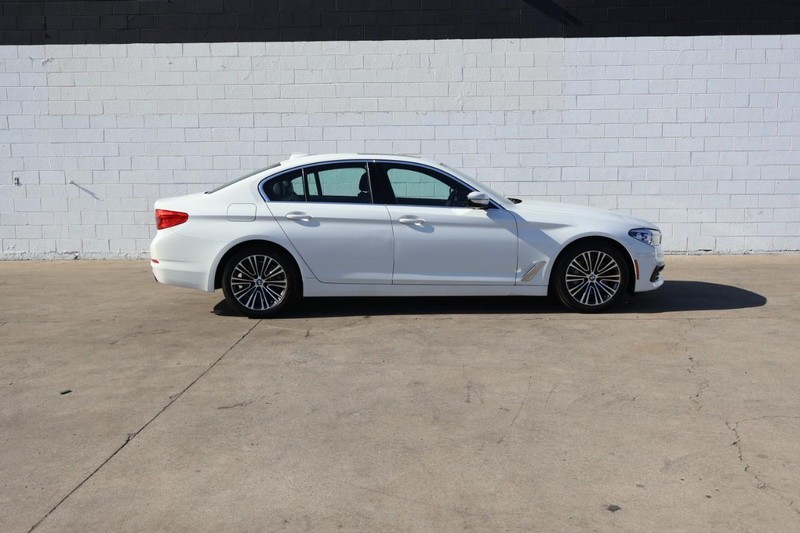 BMW 530i Vehicle Full-screen Gallery Image 04