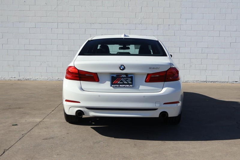 BMW 530i Vehicle Full-screen Gallery Image 06