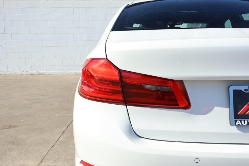 BMW 530i Vehicle Full-screen Gallery Image 07