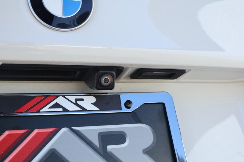 BMW 530i Vehicle Full-screen Gallery Image 08