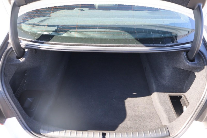 BMW 530i Vehicle Full-screen Gallery Image 09