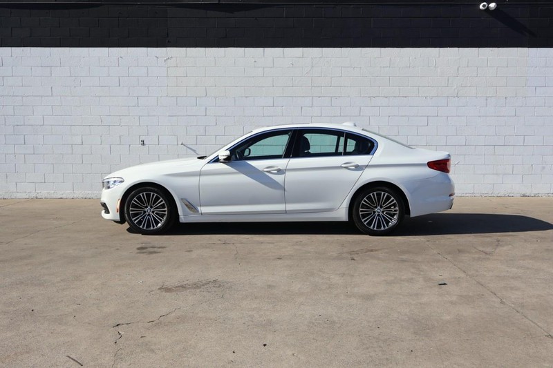 BMW 530i Vehicle Full-screen Gallery Image 11