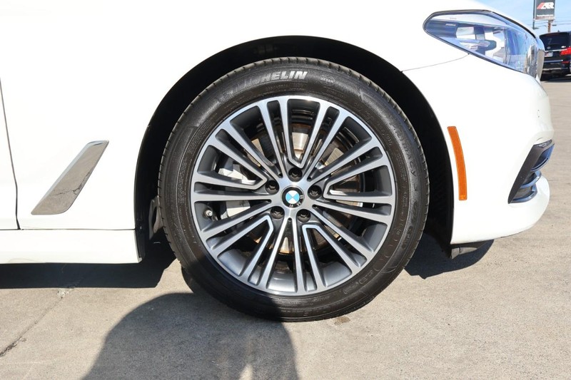 BMW 530i Vehicle Full-screen Gallery Image 14