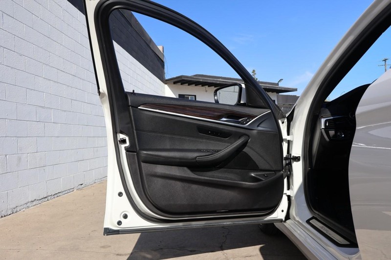 BMW 530i Vehicle Full-screen Gallery Image 15