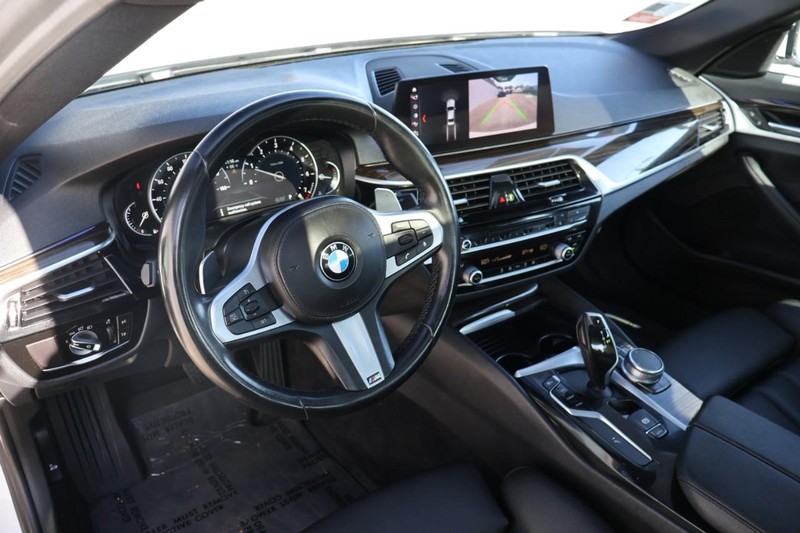 BMW 530i Vehicle Full-screen Gallery Image 17
