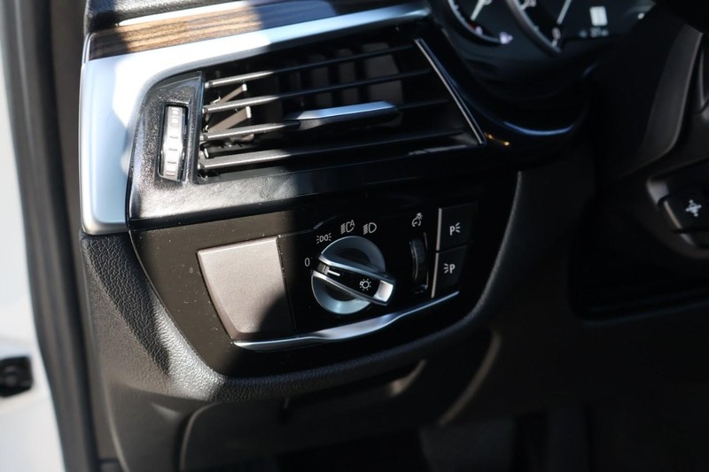 BMW 530i Vehicle Full-screen Gallery Image 18