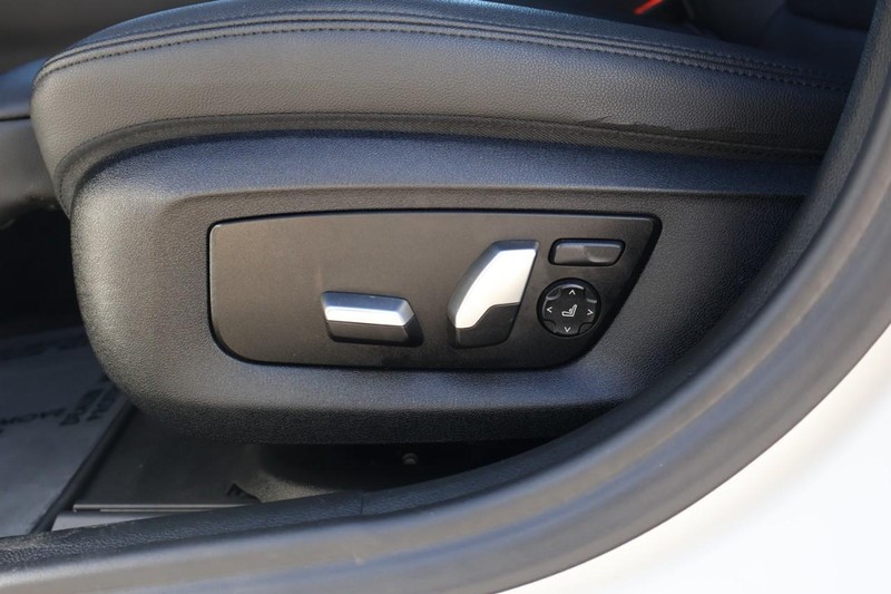 BMW 530i Vehicle Full-screen Gallery Image 19