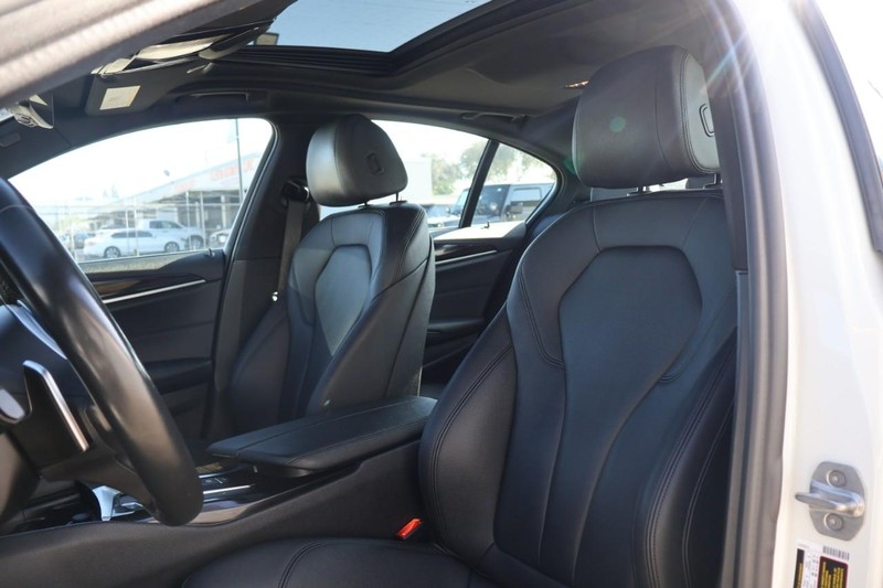 BMW 530i Vehicle Full-screen Gallery Image 20