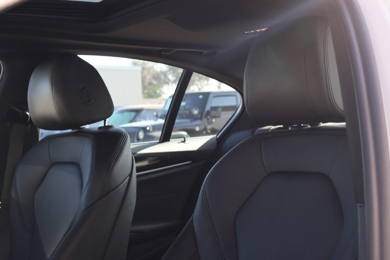 BMW 530i Vehicle Full-screen Gallery Image 21