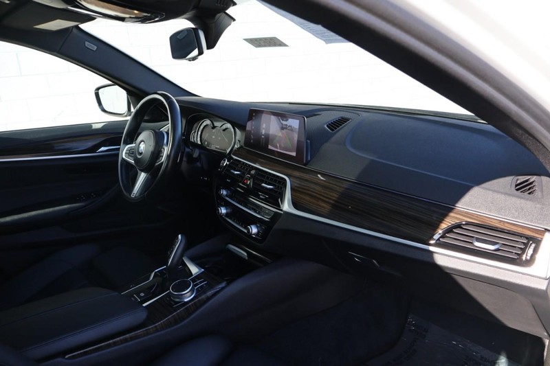 BMW 530i Vehicle Full-screen Gallery Image 22