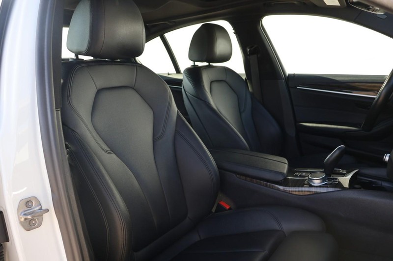 BMW 530i Vehicle Full-screen Gallery Image 23