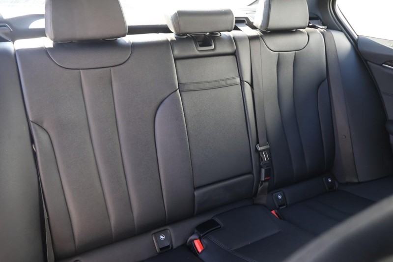 BMW 530i Vehicle Full-screen Gallery Image 24