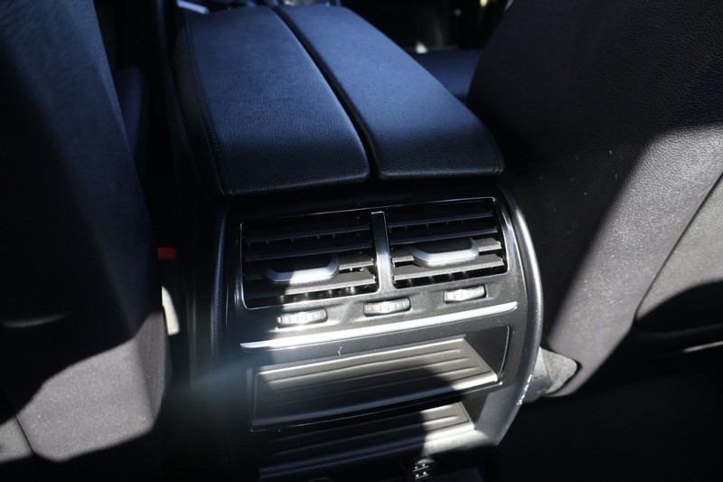 BMW 530i Vehicle Full-screen Gallery Image 25