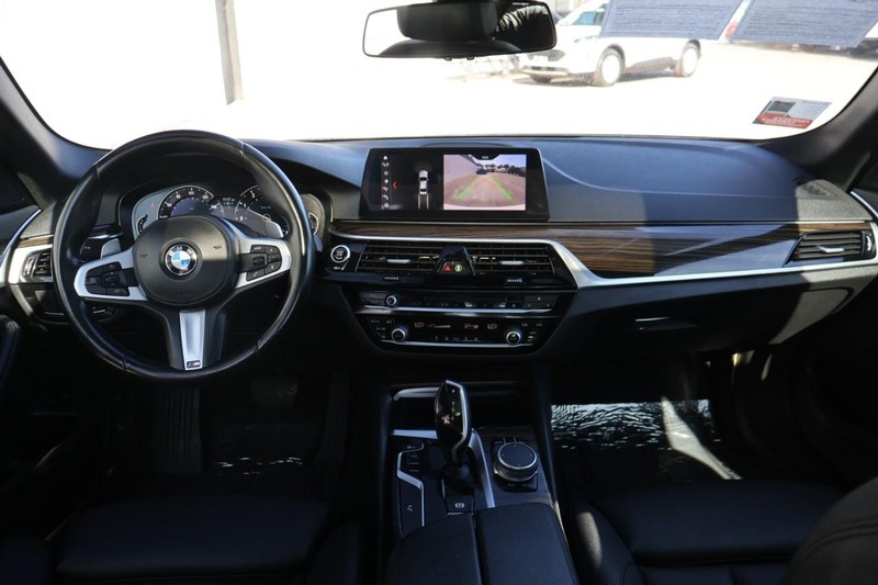 BMW 530i Vehicle Full-screen Gallery Image 26