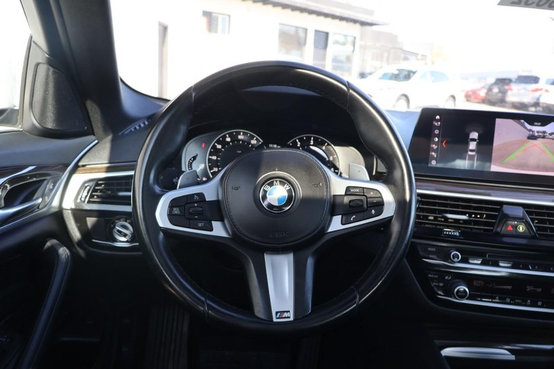 BMW 530i Vehicle Full-screen Gallery Image 28