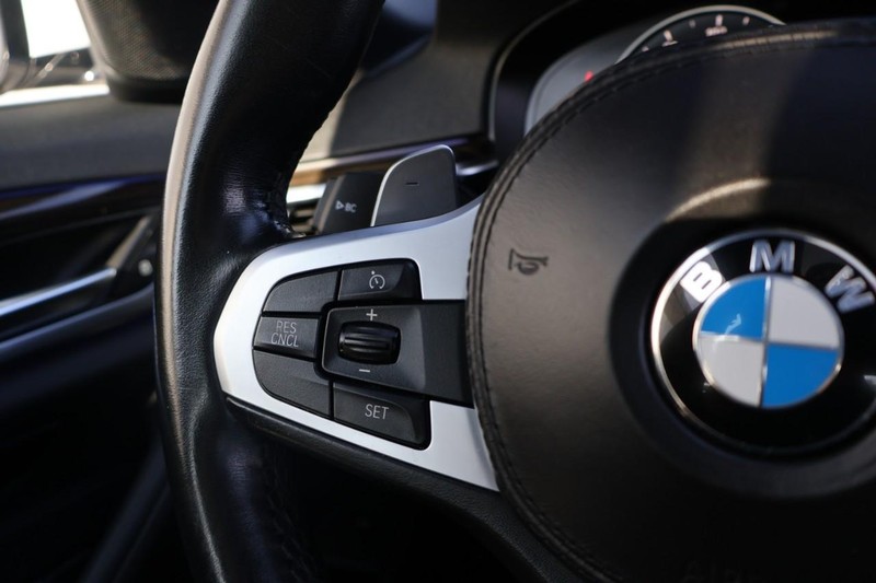 BMW 530i Vehicle Full-screen Gallery Image 29