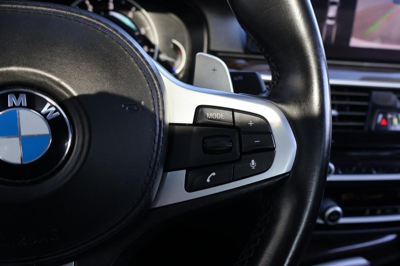 BMW 530i Vehicle Full-screen Gallery Image 30