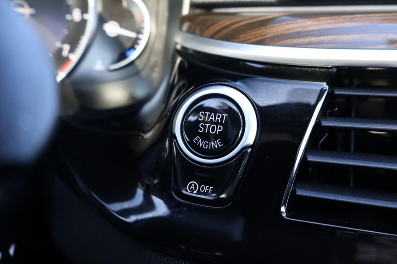 BMW 530i Vehicle Full-screen Gallery Image 31