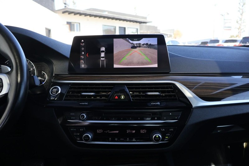 BMW 530i Vehicle Full-screen Gallery Image 32