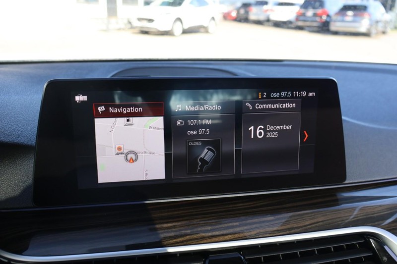 BMW 530i Vehicle Full-screen Gallery Image 33