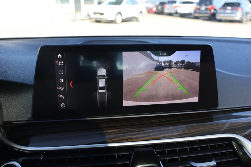 BMW 530i Vehicle Full-screen Gallery Image 34