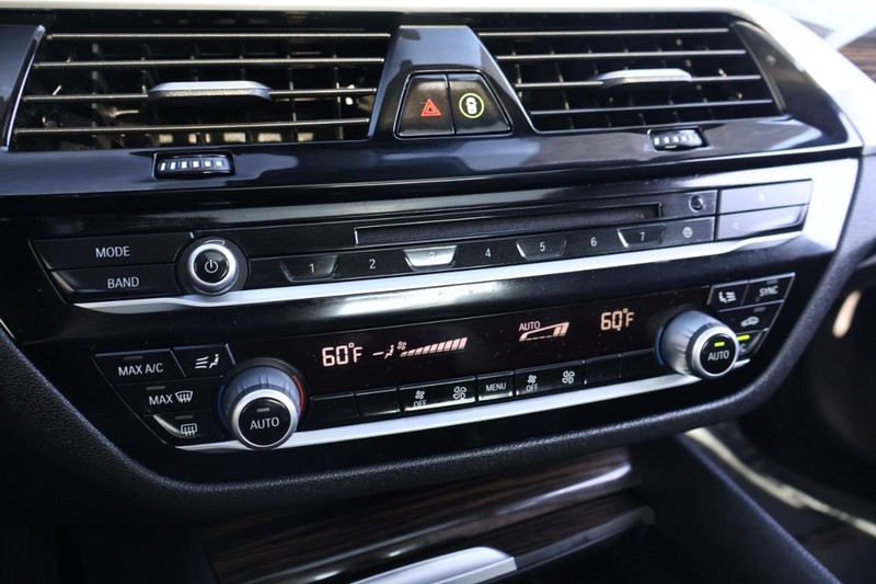 BMW 530i Vehicle Full-screen Gallery Image 35