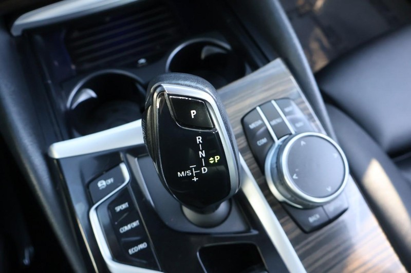 BMW 530i Vehicle Full-screen Gallery Image 36