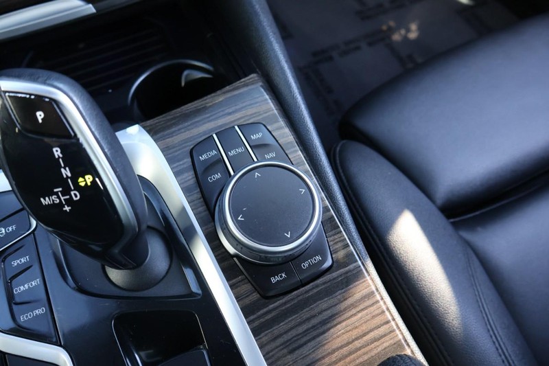 BMW 530i Vehicle Full-screen Gallery Image 37