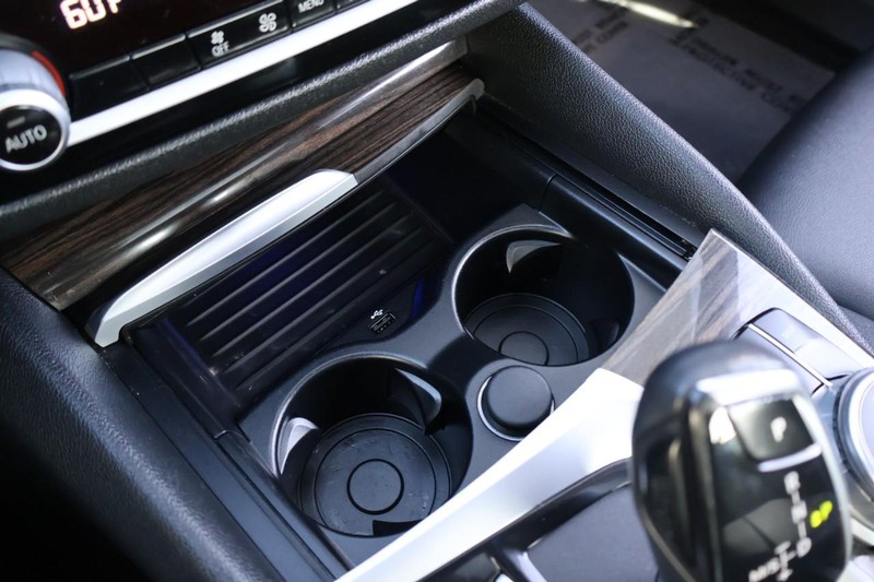 BMW 530i Vehicle Full-screen Gallery Image 38