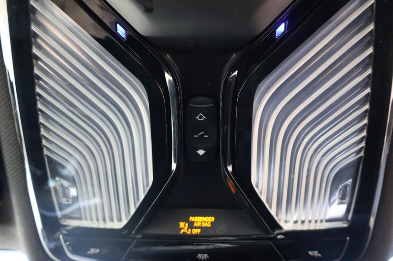 BMW 530i Vehicle Full-screen Gallery Image 39