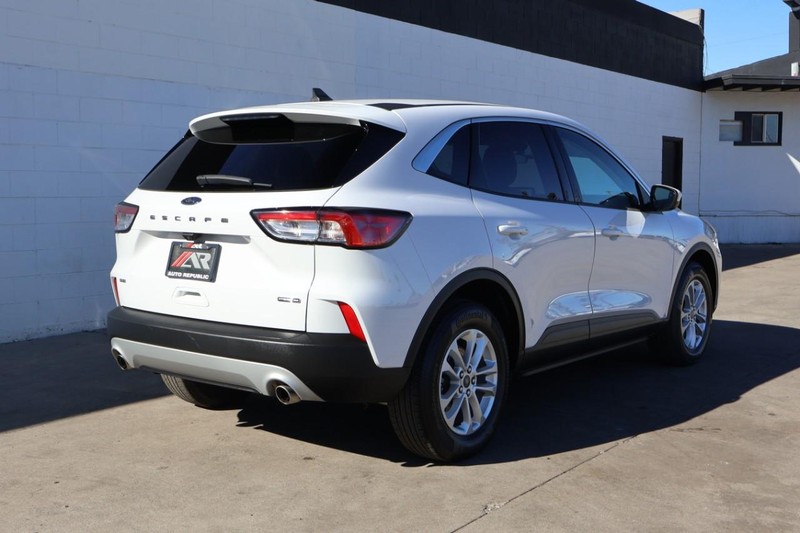 Ford Escape Vehicle Full-screen Gallery Image 05