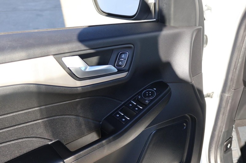 Ford Escape Vehicle Full-screen Gallery Image 16