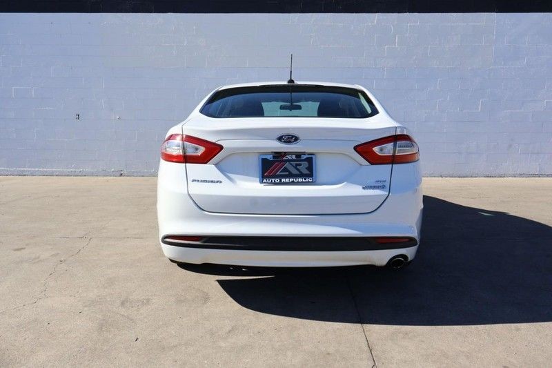 Ford Fusion Vehicle Full-screen Gallery Image 06