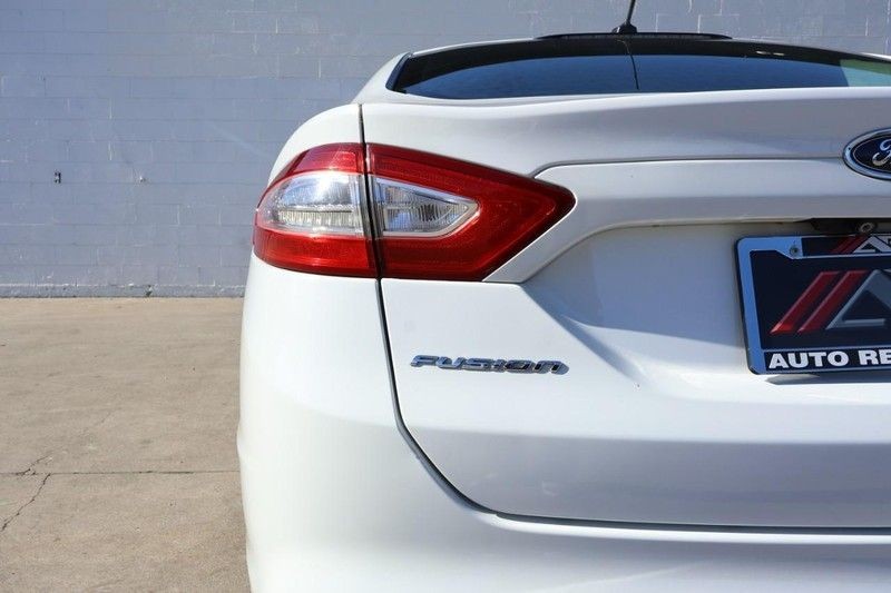 Ford Fusion Vehicle Full-screen Gallery Image 07