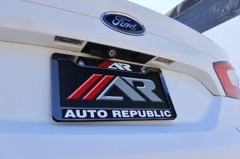 Ford Fusion Vehicle Full-screen Gallery Image 08