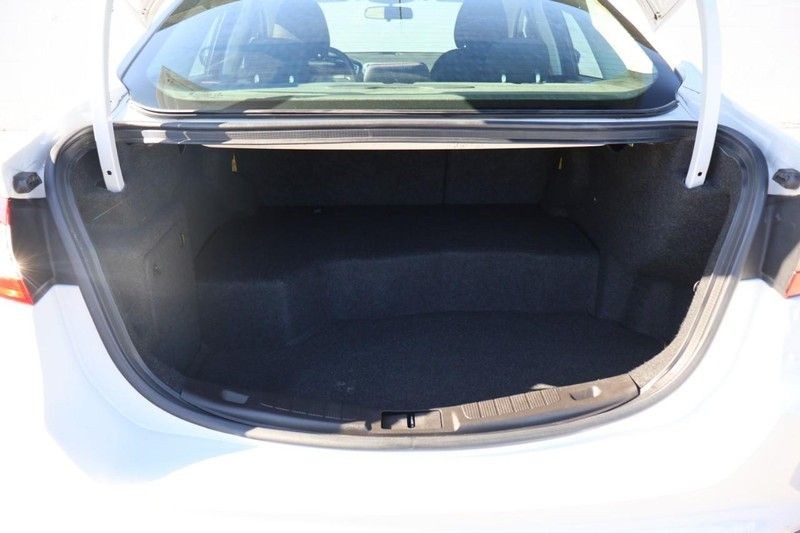 Ford Fusion Vehicle Full-screen Gallery Image 09