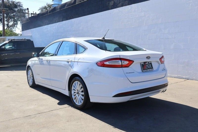 Ford Fusion Vehicle Full-screen Gallery Image 10
