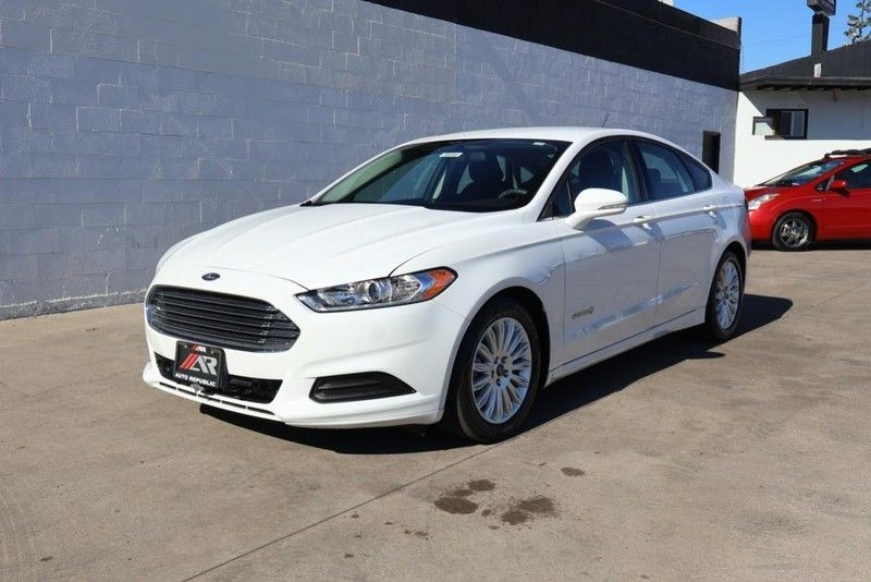Ford Fusion Vehicle Full-screen Gallery Image 12