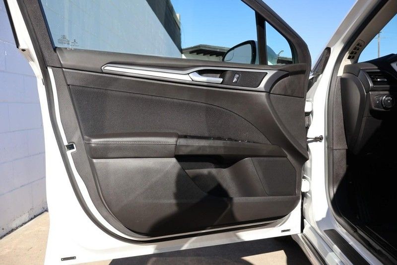 Ford Fusion Vehicle Full-screen Gallery Image 15