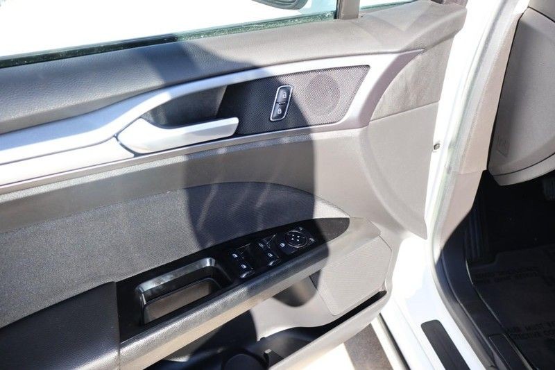Ford Fusion Vehicle Full-screen Gallery Image 16