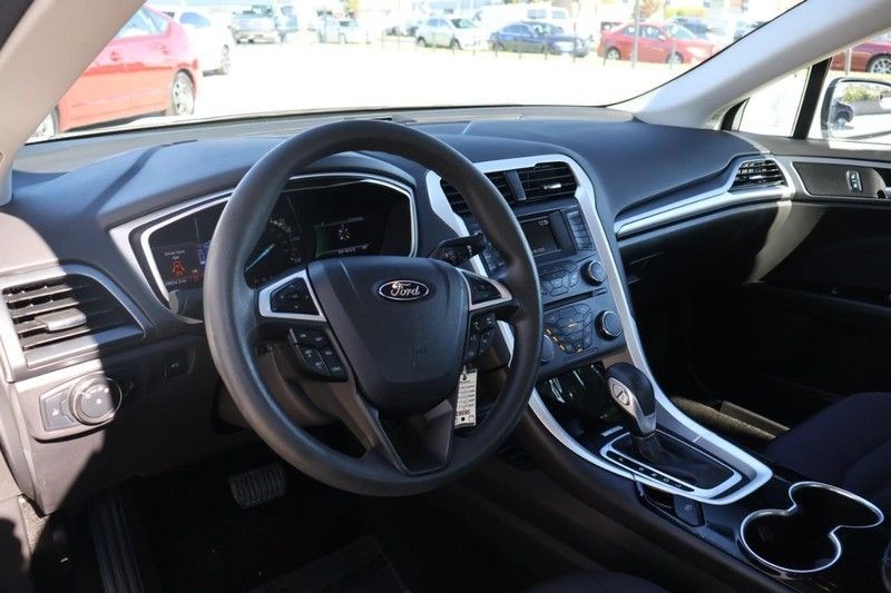 Ford Fusion Vehicle Full-screen Gallery Image 17