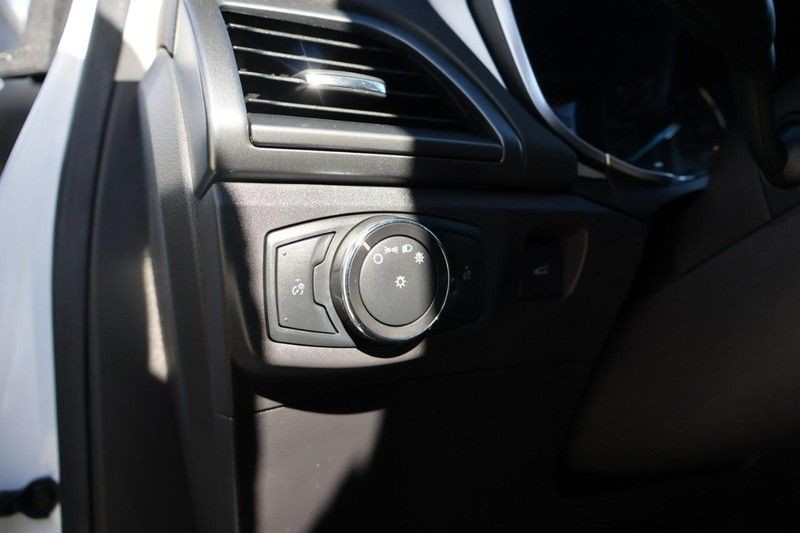 Ford Fusion Vehicle Full-screen Gallery Image 18