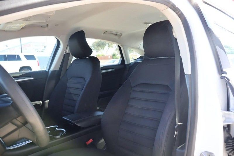 Ford Fusion Vehicle Full-screen Gallery Image 19