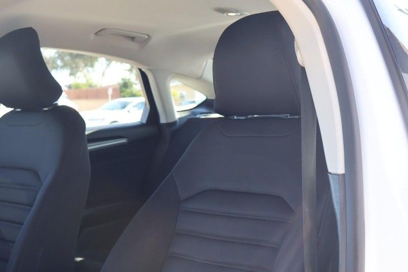 Ford Fusion Vehicle Full-screen Gallery Image 20