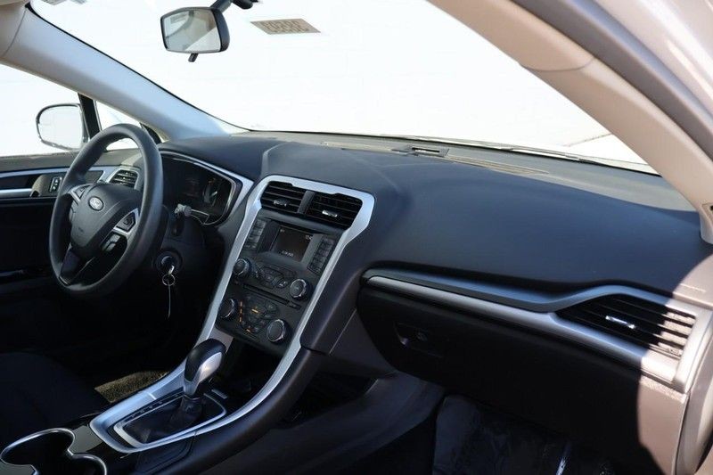 Ford Fusion Vehicle Full-screen Gallery Image 21