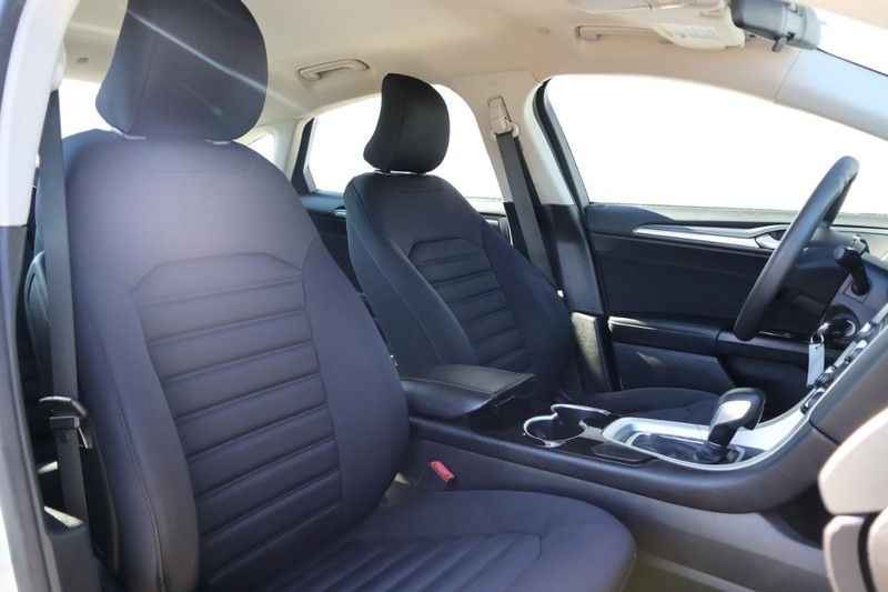 Ford Fusion Vehicle Full-screen Gallery Image 22