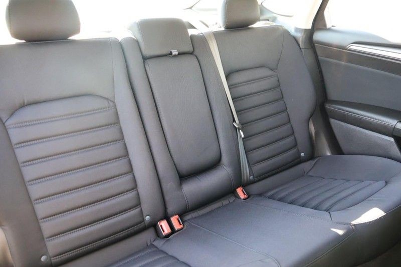 Ford Fusion Vehicle Full-screen Gallery Image 23