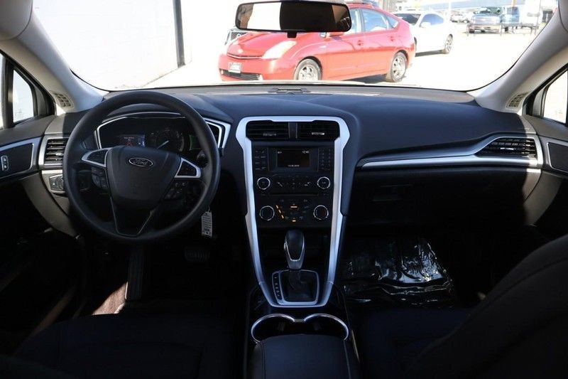 Ford Fusion Vehicle Full-screen Gallery Image 25