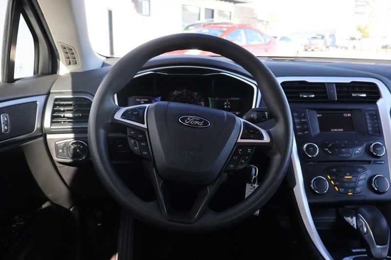 Ford Fusion Vehicle Full-screen Gallery Image 27