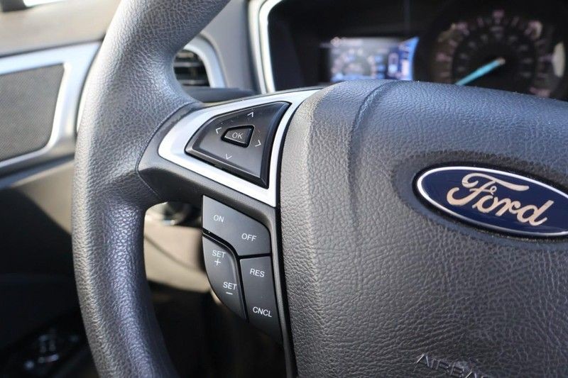 Ford Fusion Vehicle Full-screen Gallery Image 28